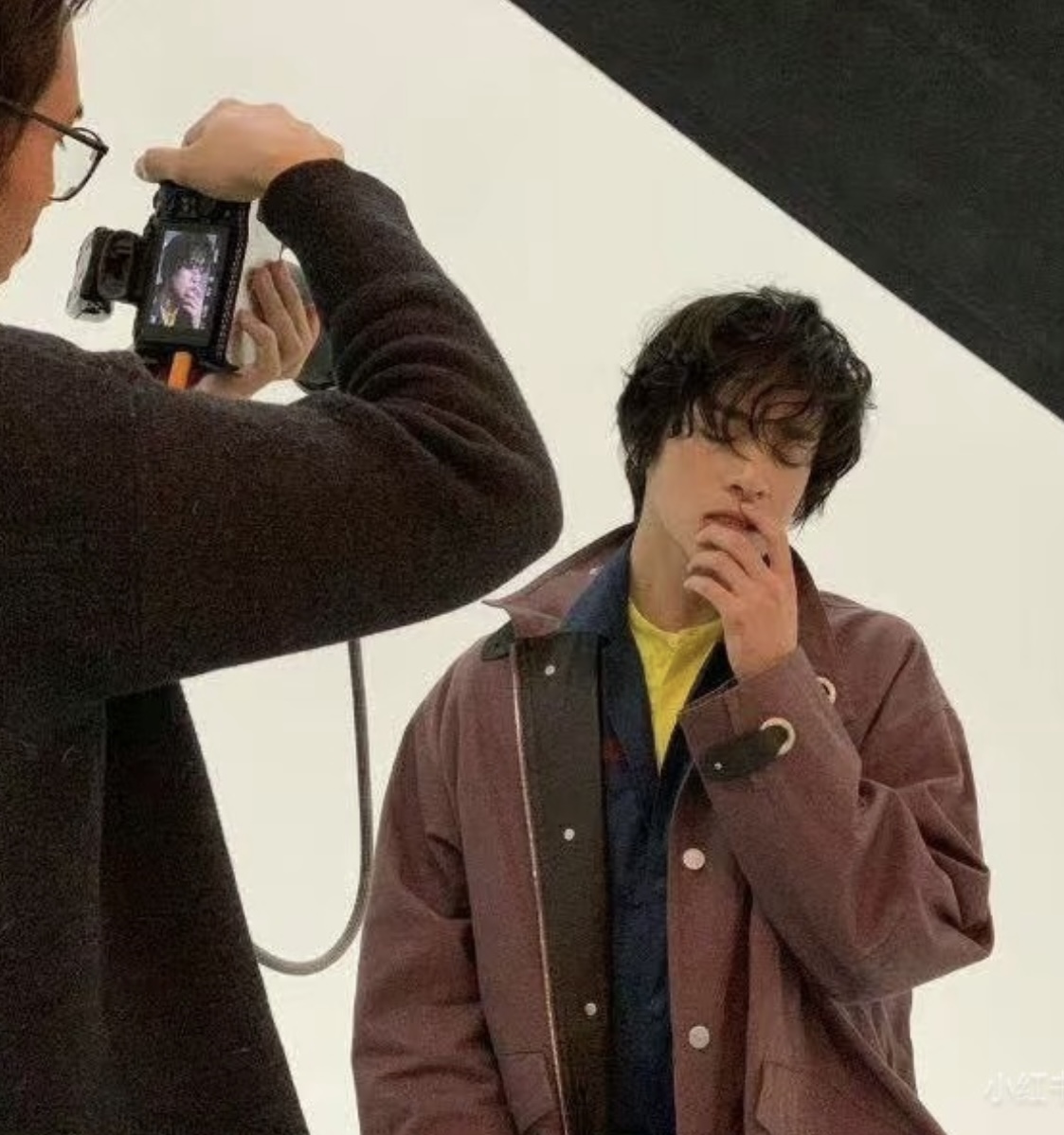 抚弄自己嘴唇的